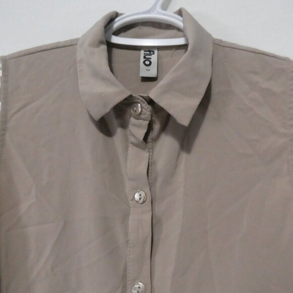 FLUO | small | Sleeveless High-Low Collared Blouse | Made In USA - Picture 4 of 15